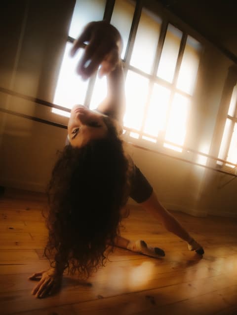 Fotografia artística de dona ballant a una estudi de dansa