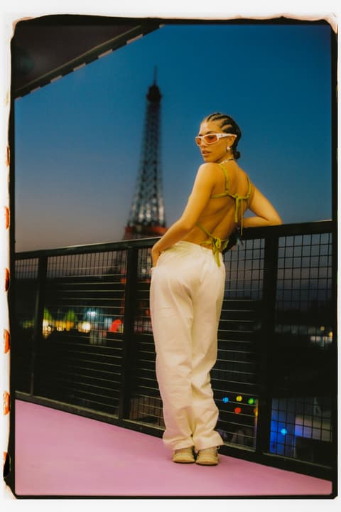 Retrato nocturno de mujer en terraza con la Torre Eiffel iluminada, foto del filmmaker Victor Lecha