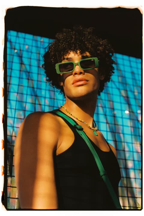 Hombre con gafas verdes en exterior, estilo agencia creativa Barcelona y filmmaker Victor Lecha