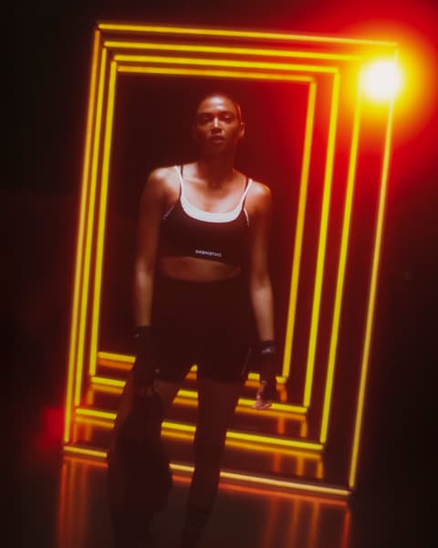 Retrato de mujer deportista con luces intensas amarillas, estética cinematográfica de Victor Lecha