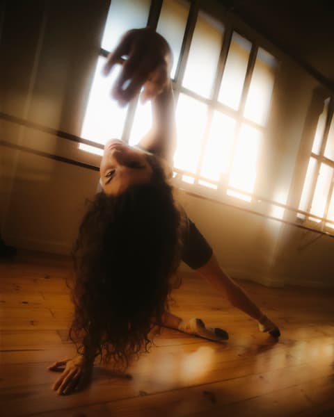Fotografía artística de mujer bailando en un estudio de danza