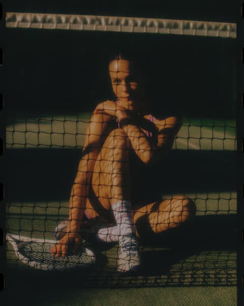 Fotografia de creativa de tennistes fent un partit en una pista de tennis