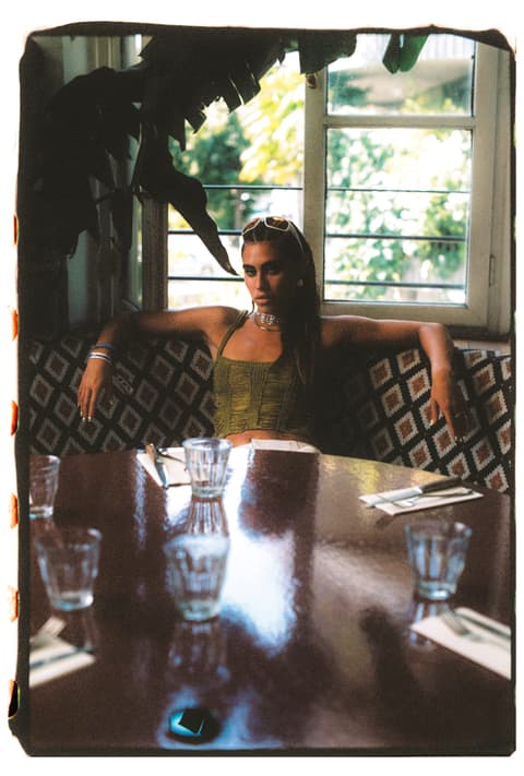 Mujer sentada en una mesa de restaurante para proyecto marca de moda 16mm de Victor Lecha
